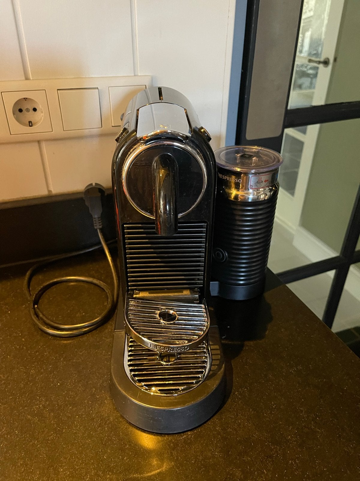 Nespresso koffieapparaat met melkopschuimer, Espresso apparaat, Ophalen of Verzenden, Zo goed als nieuw, 1 kopje