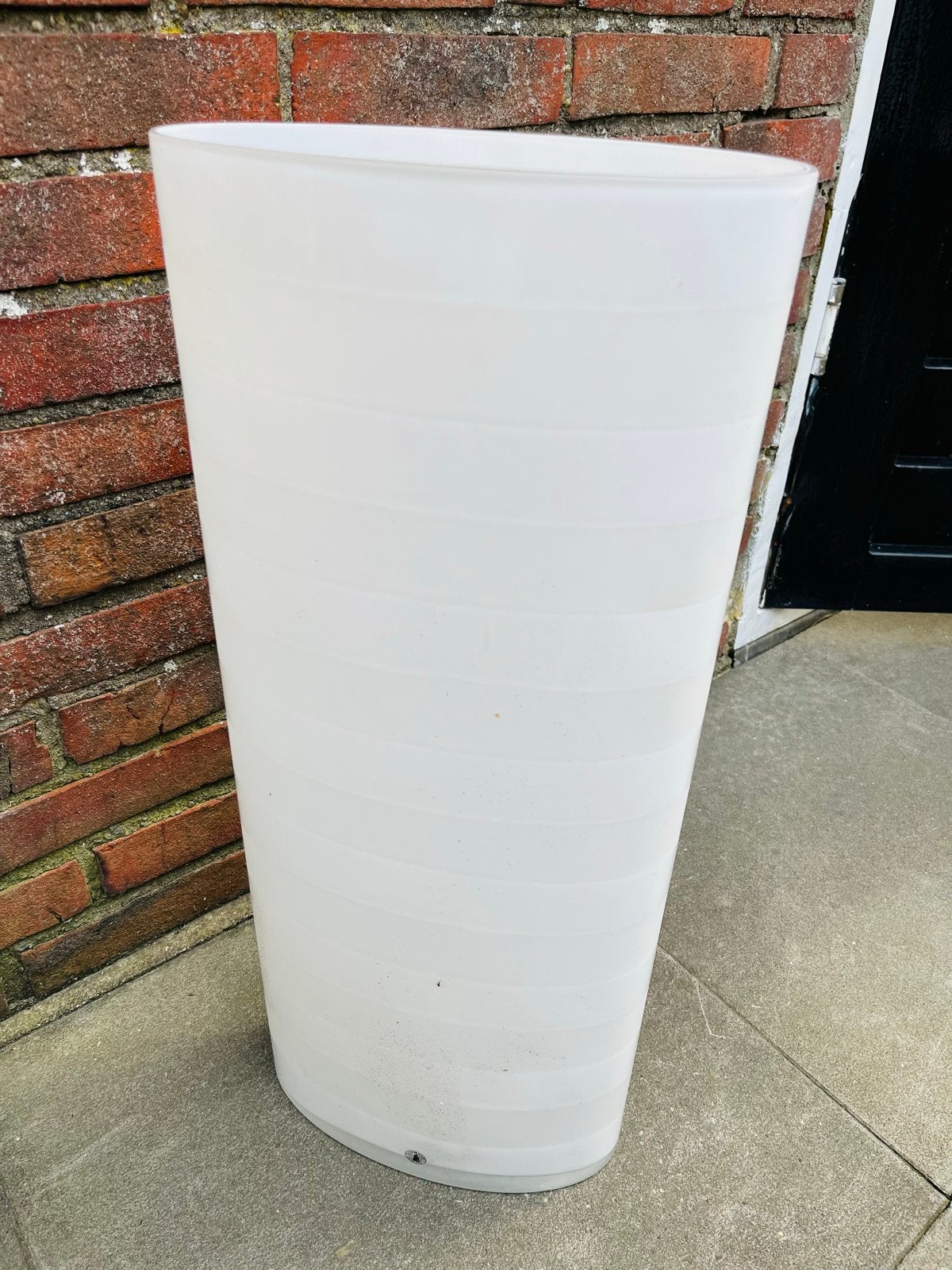 Witte glazen vaas met streepmotief - 62 cm hoog, Ophalen, Gebruikt, Handgemaakt, Wit