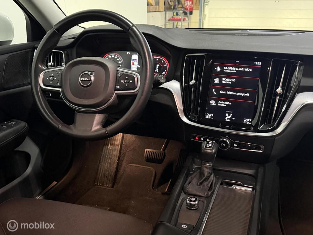 Volvo V60 2.0 T5 Momentum HUD / CARPLAY / TREKHAAK, Euro 6, 4 cilinders, 1969 cc, Wit
