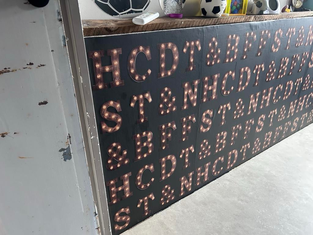 Behang met letterpatroon, twee rollen en een restje, Ophalen of Verzenden, Minder dan 10 m², Zwart