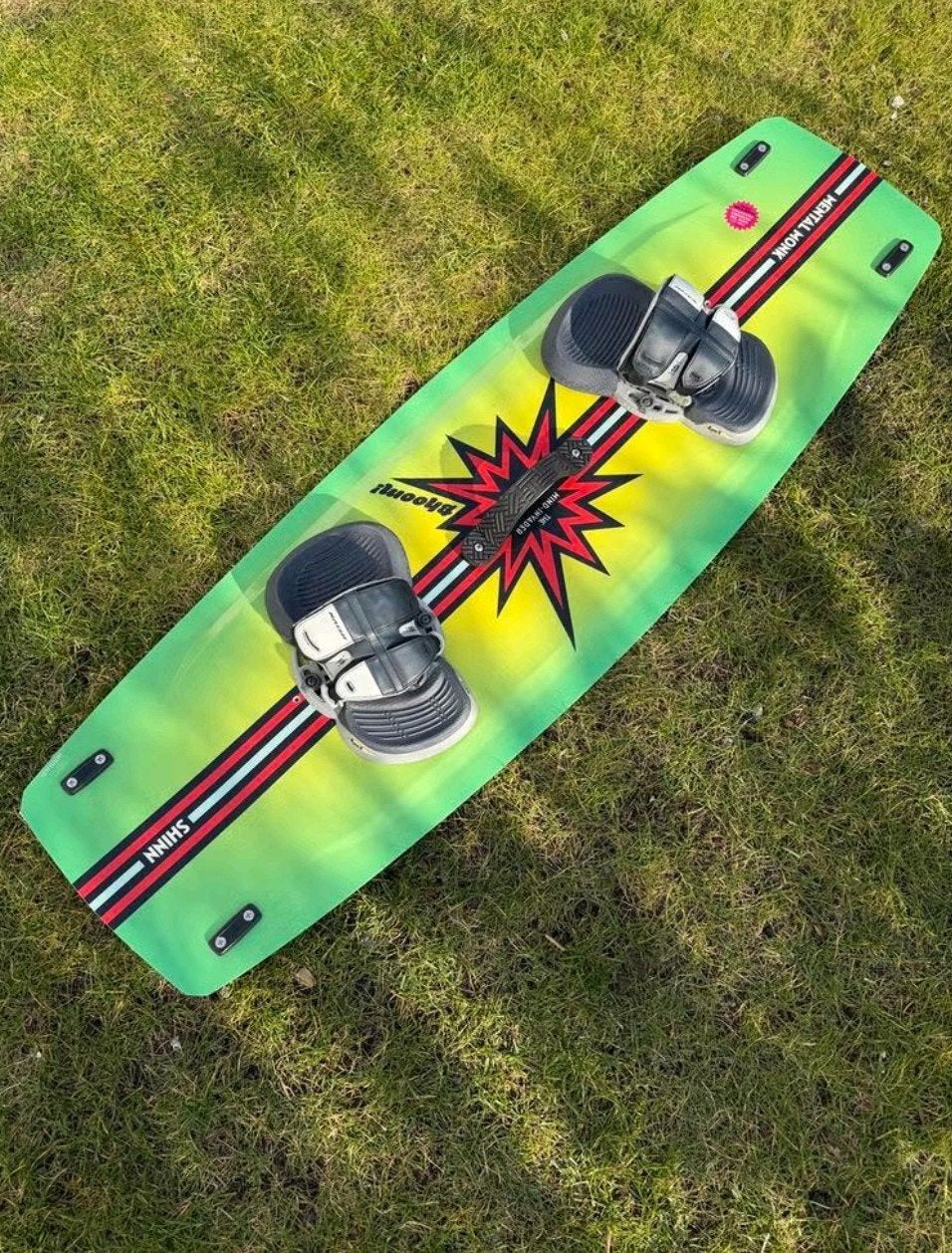 Shinn Monk 137x44 - Naish Apex bindingen - Topstaat!, Ophalen, Twintip, Kiteboard, Zo goed als nieuw