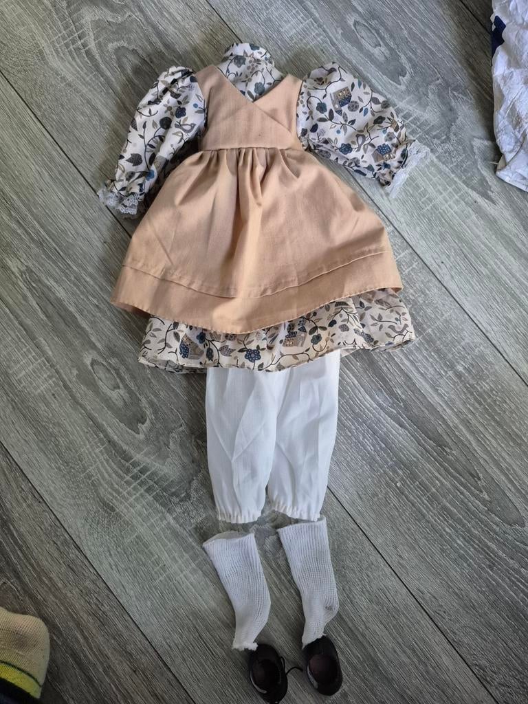 Poppenkleding set: jurk, broekje, sokken en schoenen, Ophalen of Verzenden, Gebruikt, Overige typen