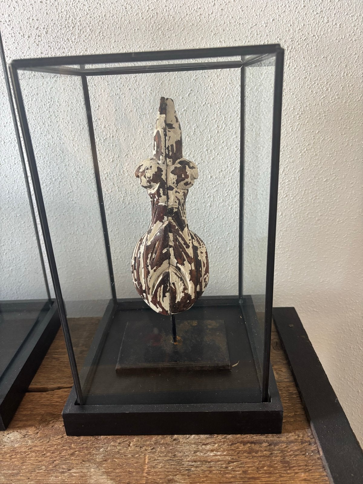 Oud houten ornament op voet in vitrine, Ophalen of Verzenden