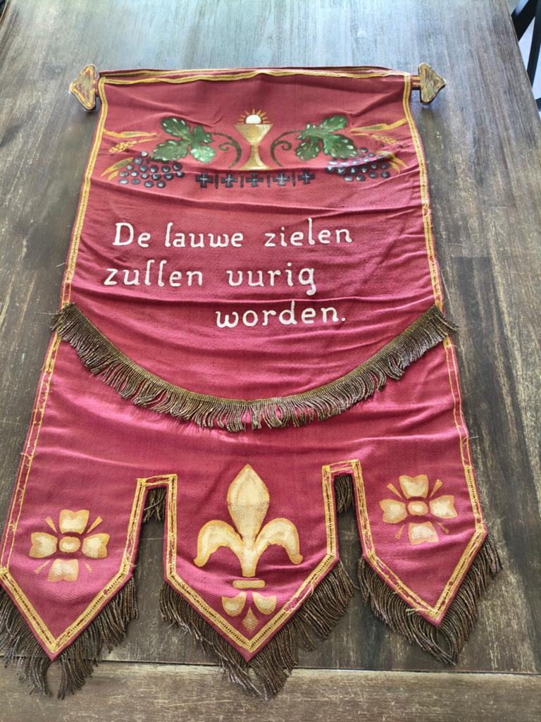 Processie vaandel met goudkleurige borduursel., Ophalen of Verzenden