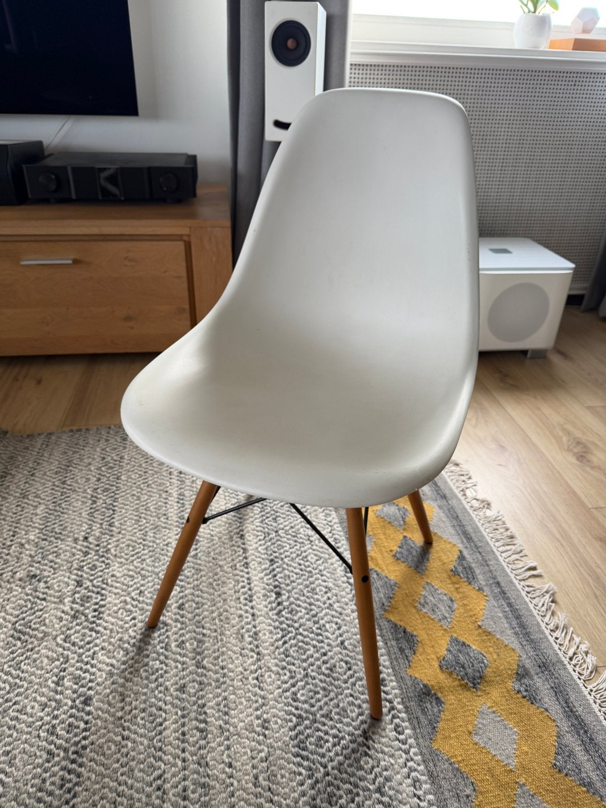 Vitra Eames Plastic Chair DSW - Wit, Huis en Inrichting, Stoelen, Ophalen, Gebruikt, Wit, Eén