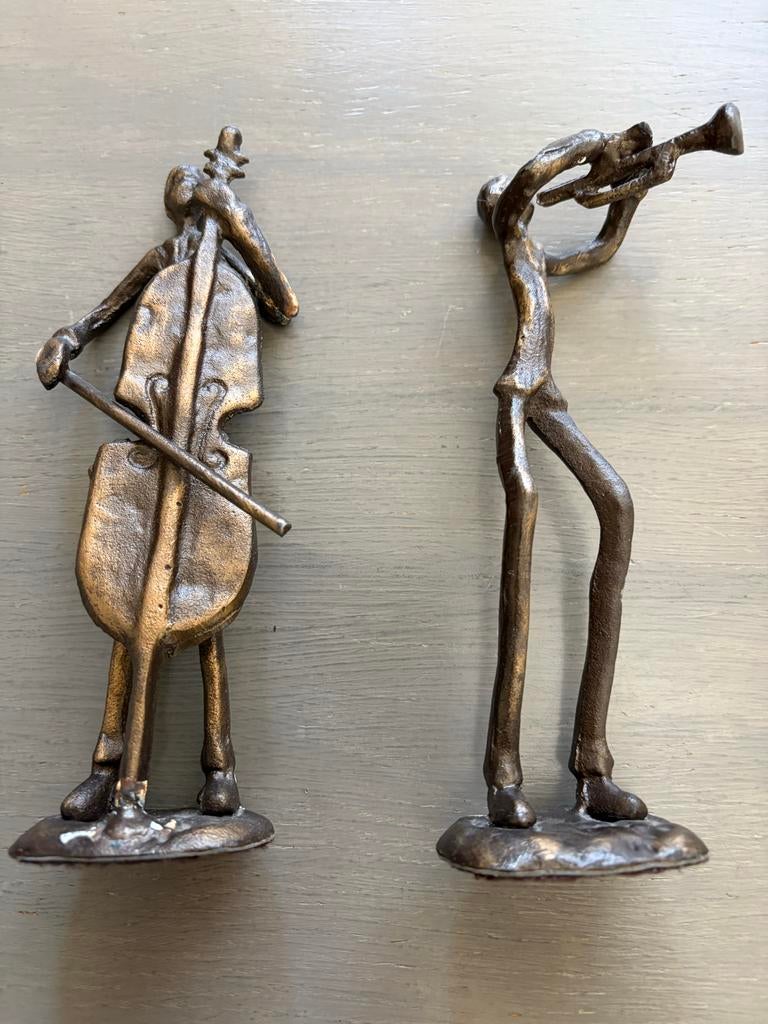 2 Bronskleurige Beeldjes: Figuur met Contrabas en Trompet, Minder dan 20 cm, Ophalen of Verzenden, Handgemaakt, Beeld