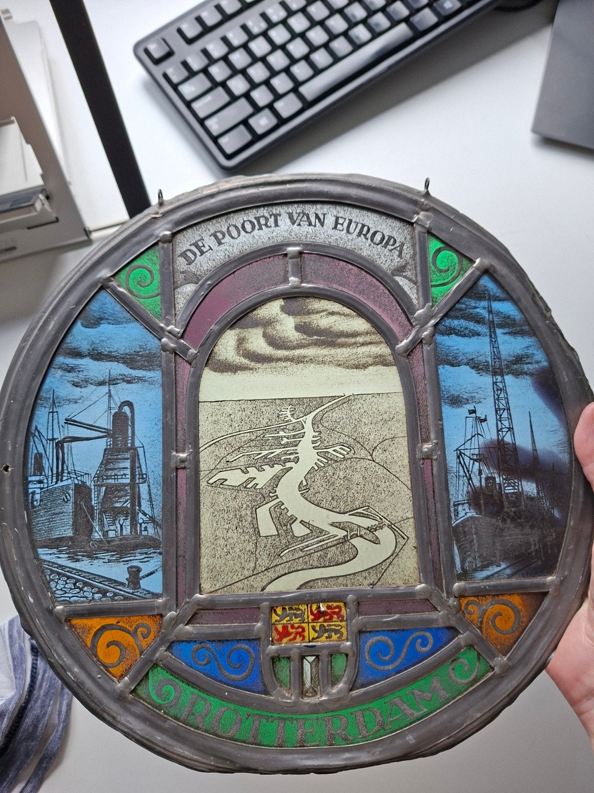 Glas in lood hanger 'De Poort van Europa' Rotterdam, Ophalen