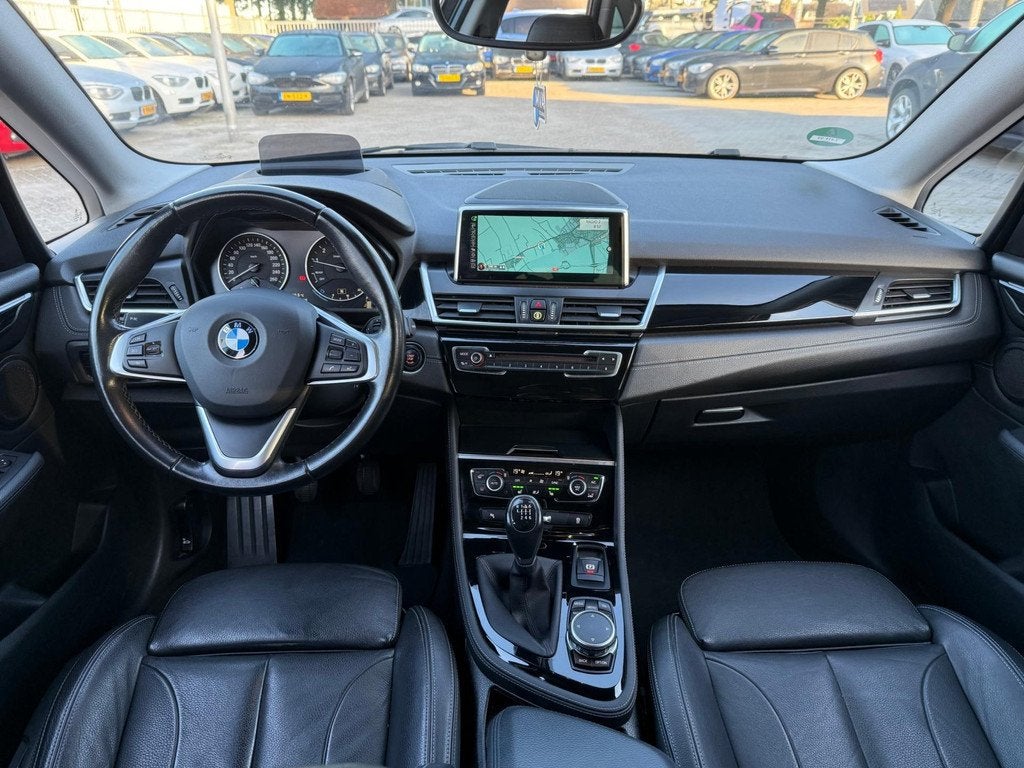BMW 2-serie Active Tourer 218i Luxury|Head Up|Leder|Lane ass, Auto's, BMW, Voorwielaandrijving, 136 pk, Gebruikt, Zwart