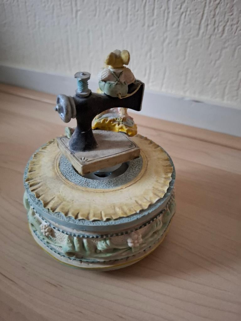 Vintage muziekdoosje met naaimachine & muizen, Antiek en Kunst, Curiosa en Brocante, Ophalen of Verzenden