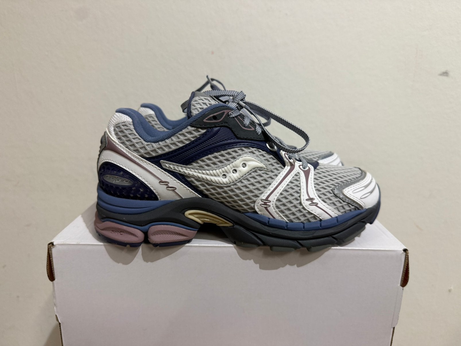 Te koop nieuwe Saucony Progrid Triumph 4 White Blue maat 37, Postlaan 3, Wit, Nieuw, Ophalen of Verzenden