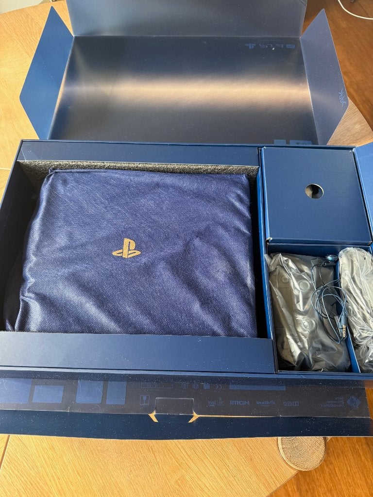 PlayStation 4 Pro 500 Million Limited Edition, Spelcomputers en Games, Ophalen, Gebruikt, Met 2 controllers, 1 TB