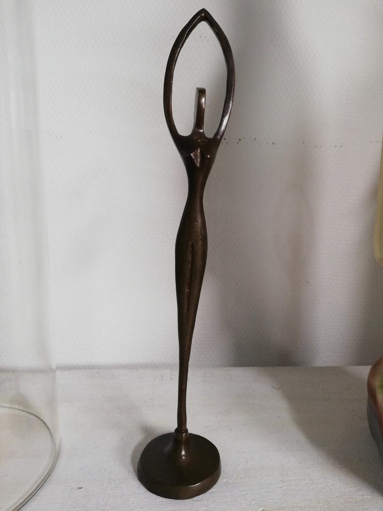 Bronzen beeldje van een elegante danseres, Ophalen of Verzenden, Brons, 20 - 50 cm, Op sokkel