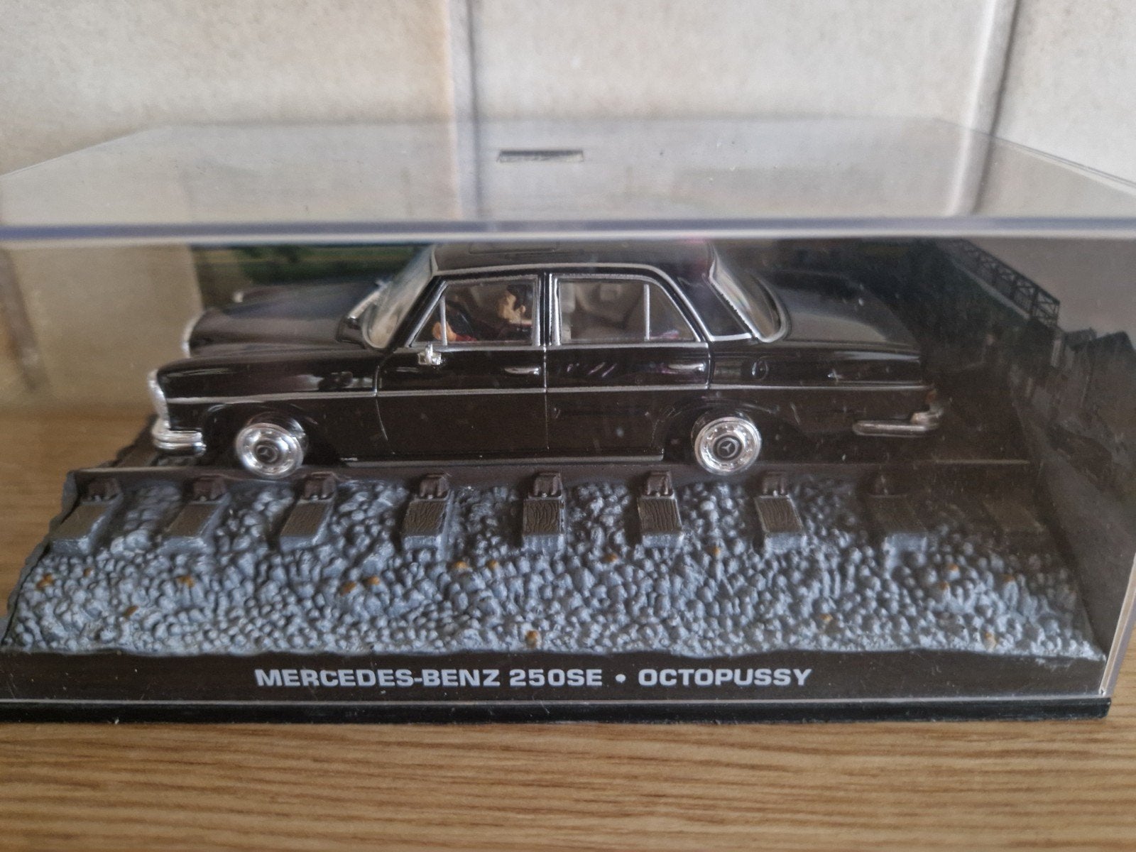 James bond Mercedes 250se Octopussy, Hobby en Vrije tijd, Modelauto's | 1:43, Ophalen of Verzenden, Zo goed als nieuw, Auto, Overige merken