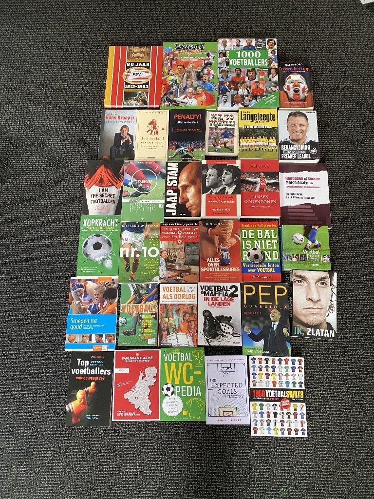 Voetbalboeken €5,- per stuk exc. verzendkosten, Ophalen of Verzenden, Zo goed als nieuw, Balsport