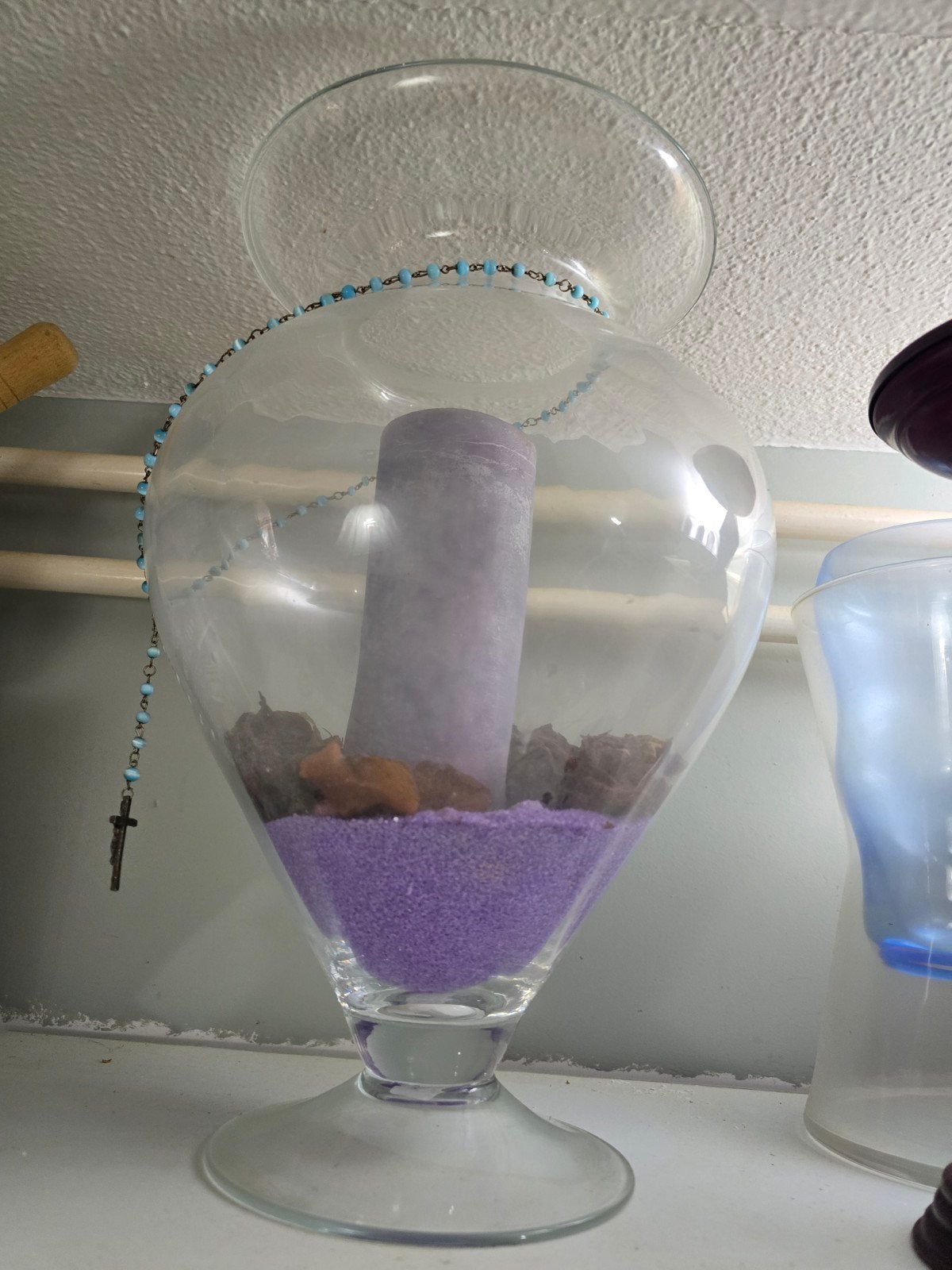 Decoratieve glazen vaas met kaars en rozenkrans, Ophalen