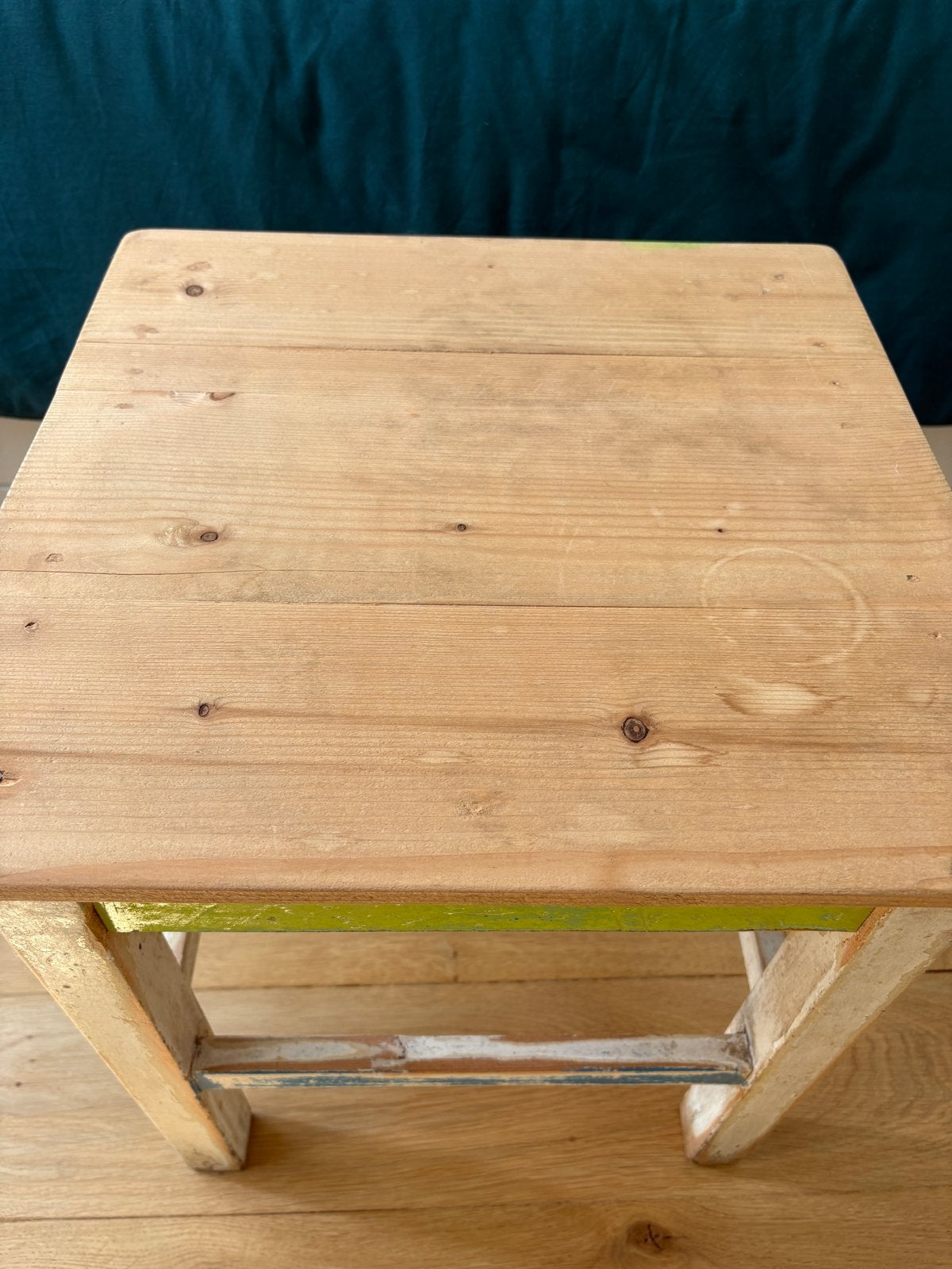 Gerecyclede houten tafel met kleurrijke charme, Minder dan 55 cm, Gebruikt, Vierkant, Hout