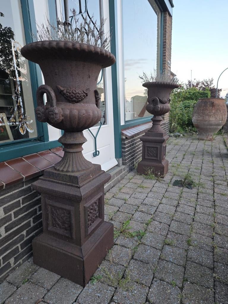 Set van 2 gietijzeren vazen op sokkel, Tuin en Terras, Ophalen