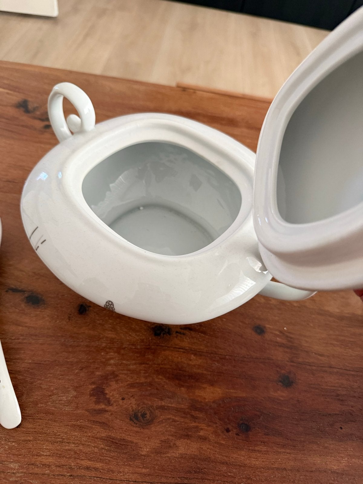 Witte theepot met lepel, decoratief en functioneel, Keramiek, Ophalen of Verzenden, Zo goed als nieuw, Theepot
