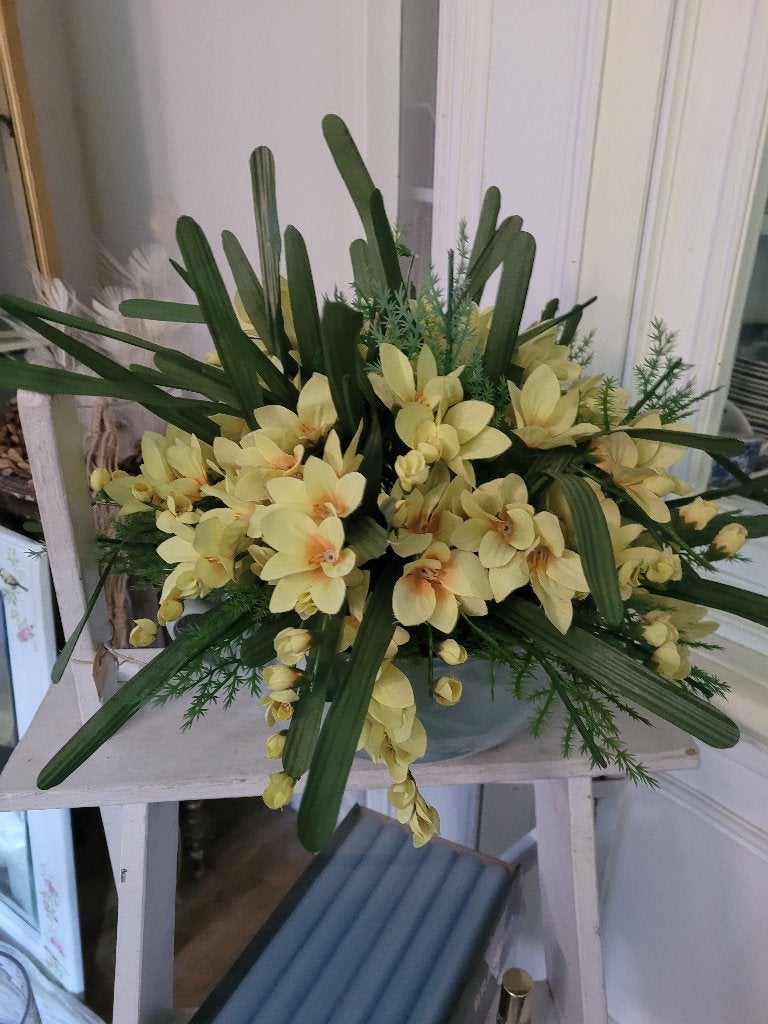 Nieuw zomers bloemstuk zijden bloemen in antieke schaal