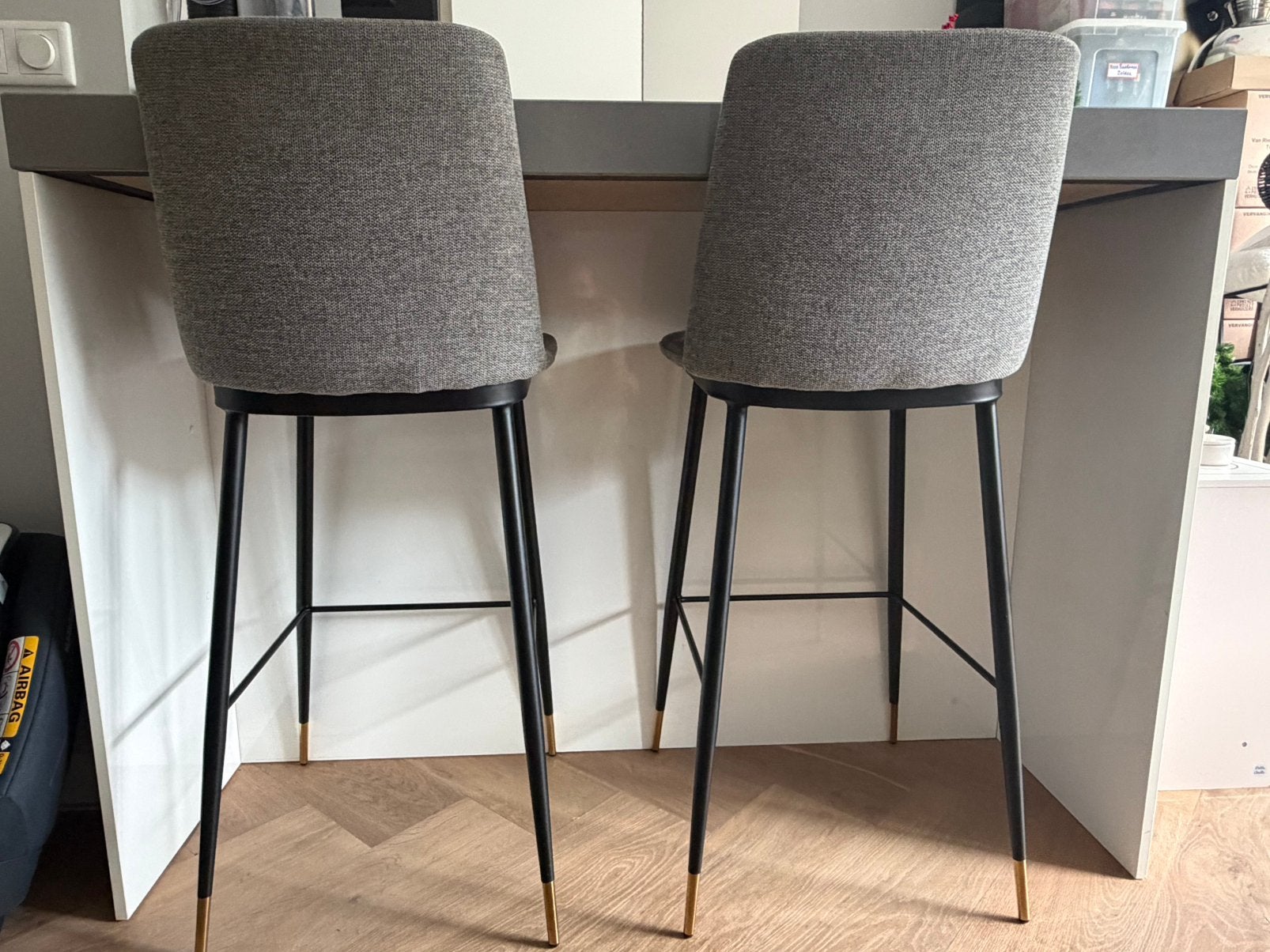 2 grijze barkrukken met goud detail, Huis en Inrichting, Barkrukken, 2 krukken, Ophalen, Zo goed als nieuw, 60 tot 90 cm