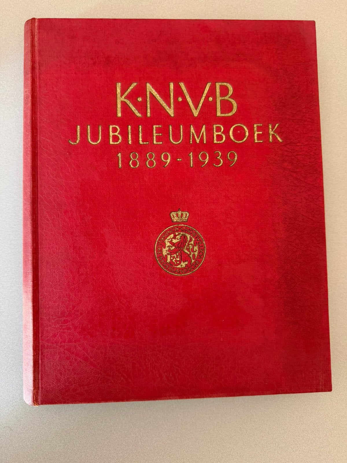 Knvb jubileumboek uit 1939 in prima staat, Ophalen of Verzenden, Gelezen, Balsport