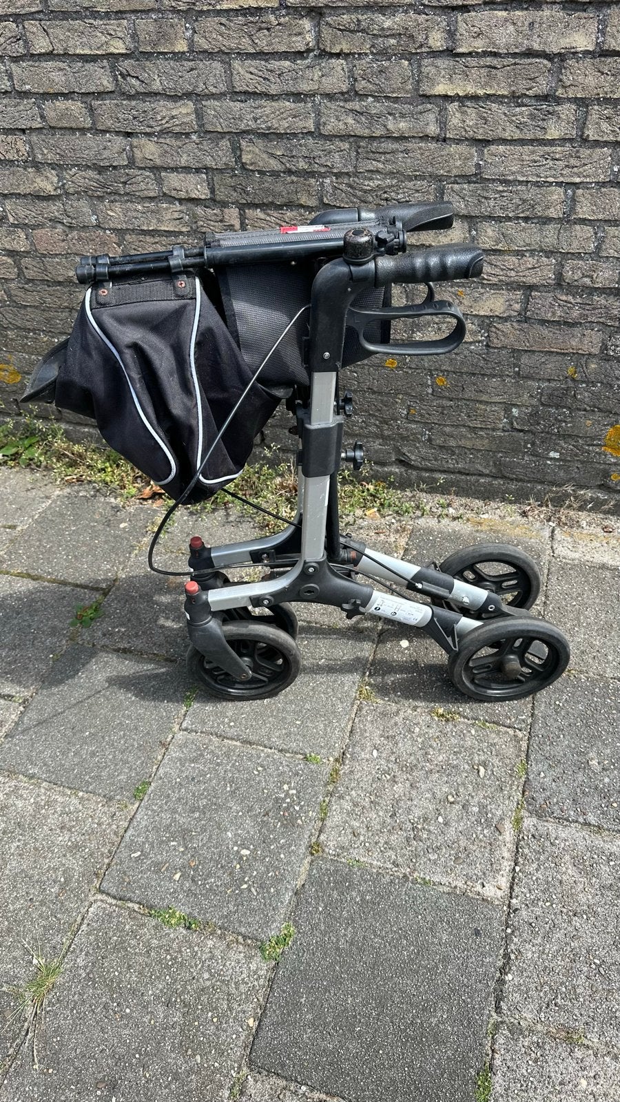 Licht gewicht. Rollator. Met afneembare boodschapen tas, Diversen, Rollators, Ophalen of Verzenden, Lichtgewicht, Zo goed als nieuw