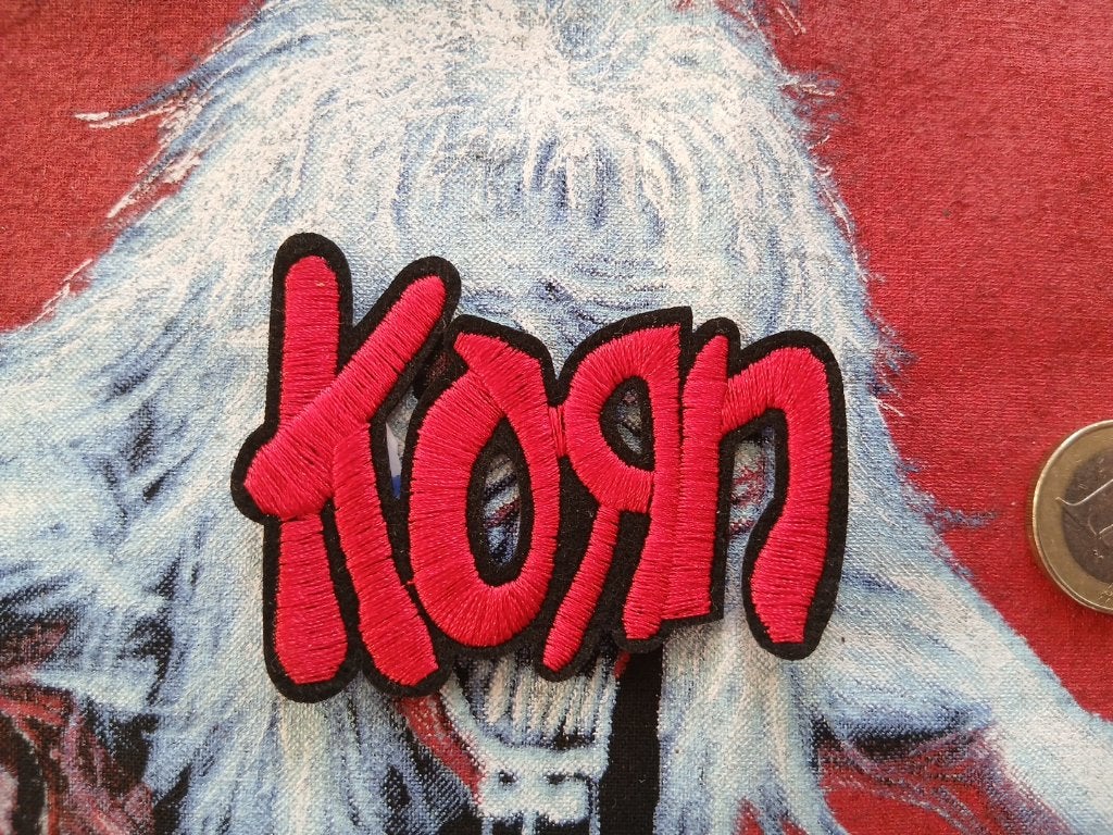 Korn leuke shaped rood logo patch k78 --5 x 7 cm, Ophalen of Verzenden, Nieuw, Kleding