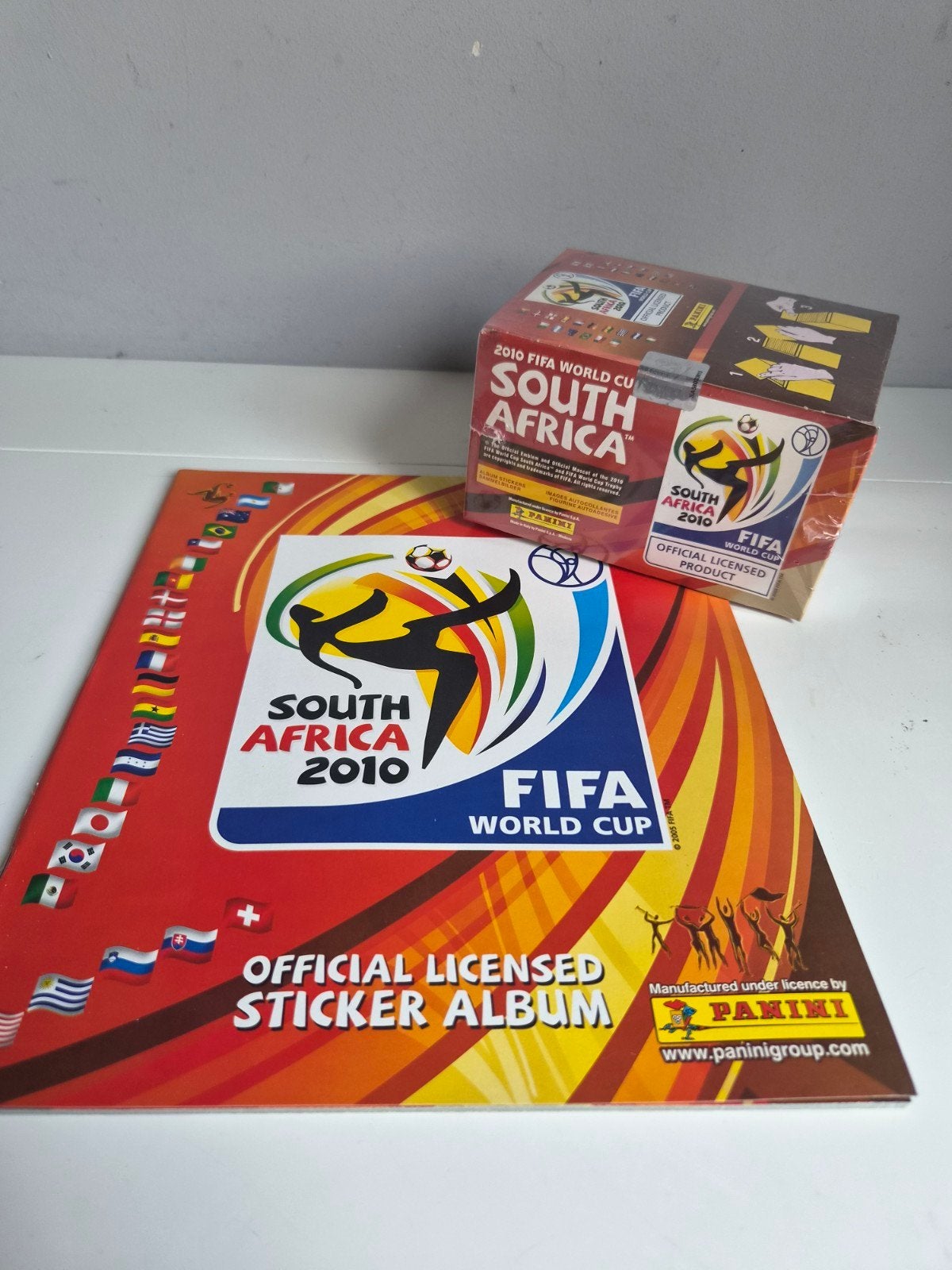 Panini FIFA World Cup 2010 Box (100 pakjes) + Album, Ophalen of Verzenden, Nieuw