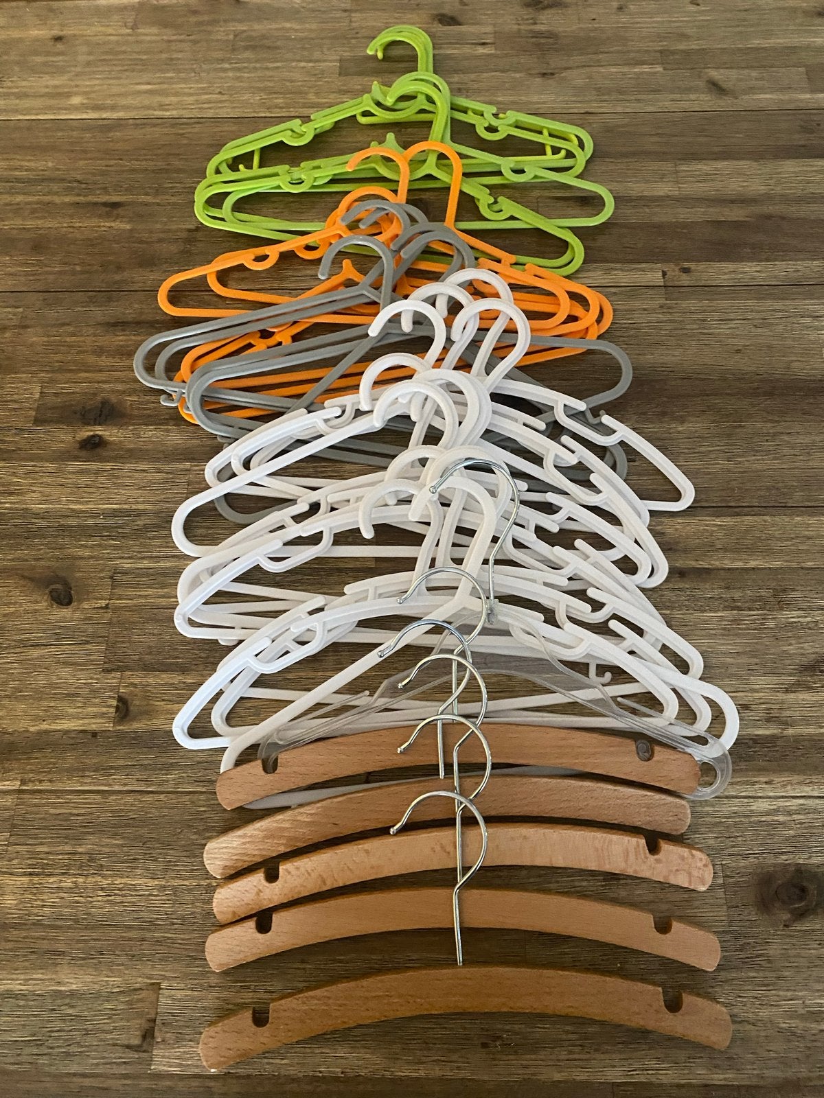 35 stuks baby kledinghangers (hout, kunststof), Ophalen of Verzenden, Gebruikt, Hout, Kinderen