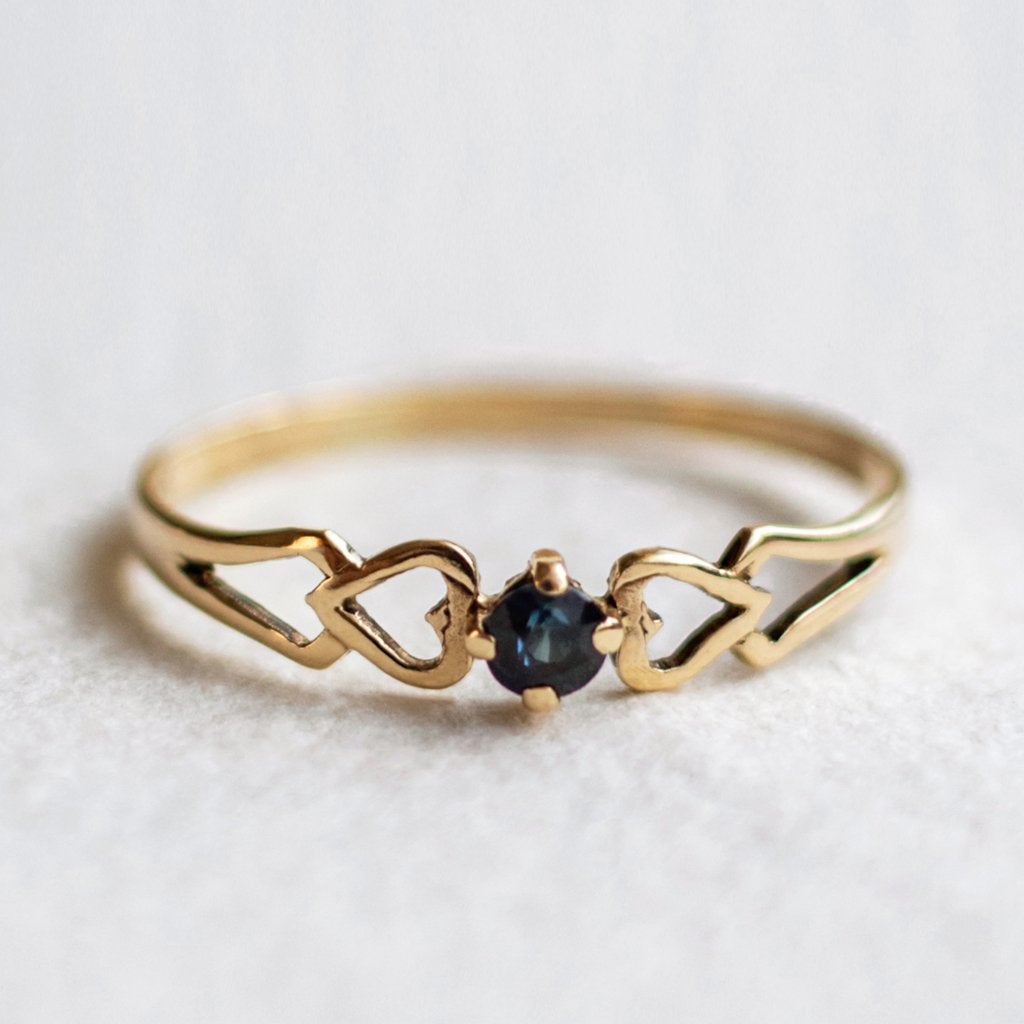 Vintage 9K gouden solitaire ring met saffier - 17, Ophalen of Verzenden, Zo goed als nieuw, 17 tot 18, Met edelsteen