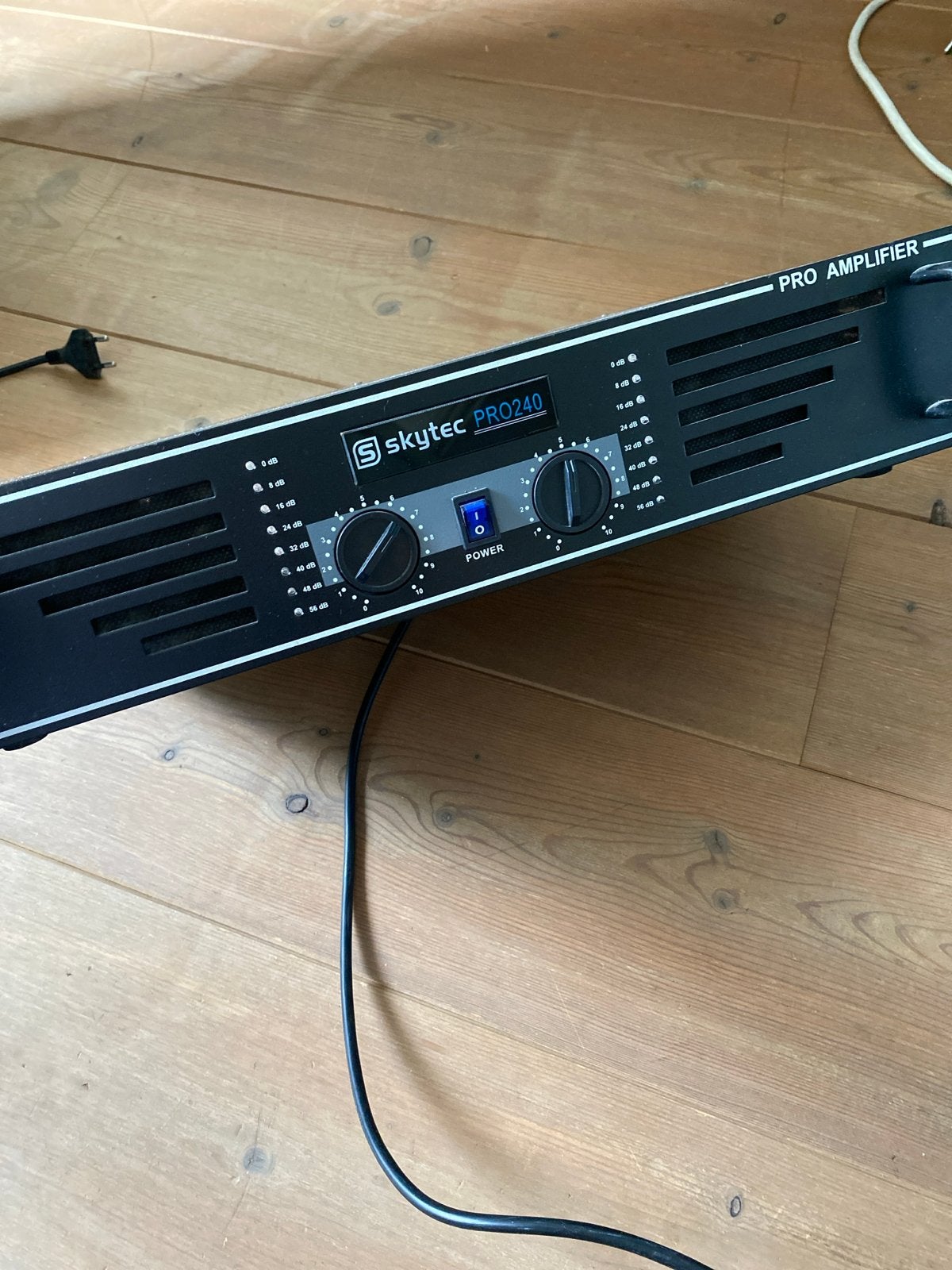 Skytec PRO240 Professionele Versterker - Zo goed als nieuw, Zo goed als nieuw, 60 tot 120 watt, Stereo, Ophalen