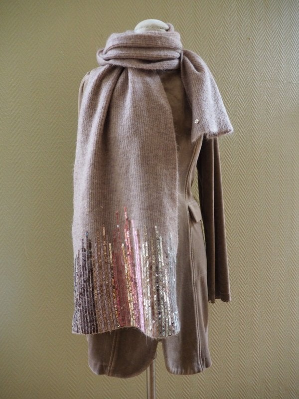 Prachtige Wollen Sjaal -  kleur nude met strass applicatie, Verzenden, Zo goed als nieuw, Maat 46/48 (XL) of groter, Sjaal