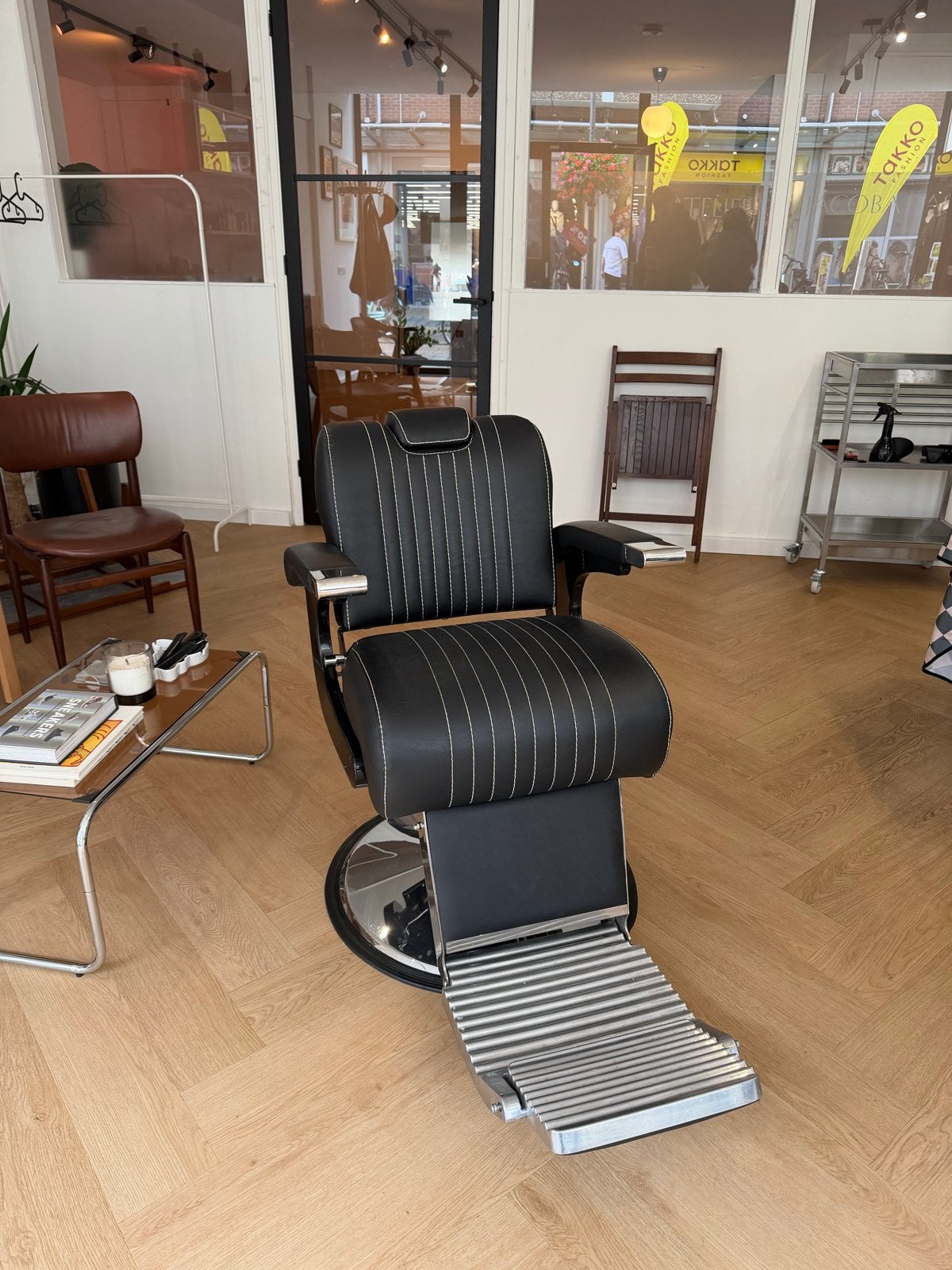 Professionele kappersstoel - Zwart met chromen accenten, Werkplek, Ophalen, Gebruikt, Stoel