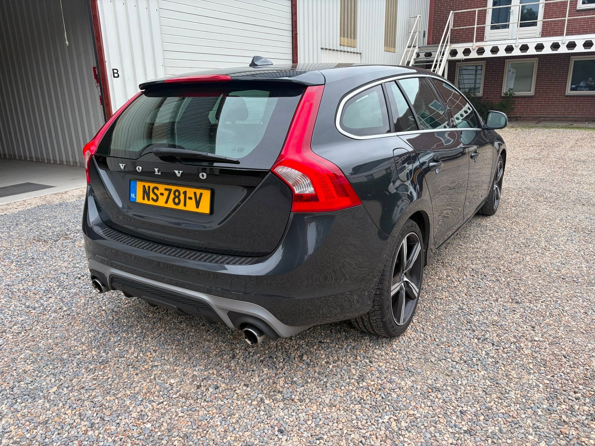 Volvo V60 2.0 T3 R-Design Dealer OH. Veel opt. ! NAP. FULL, Gebruikt, 4 cilinders, 1969 cc, Origineel Nederlands