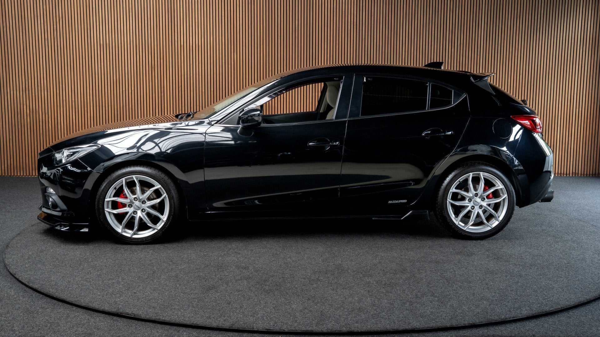 Mazda 3 2.0 GT-M HUD Leer Aeropack Bose Navi Stoelverwarming, Voorwielaandrijving, Gebruikt, Beige, 4 cilinders