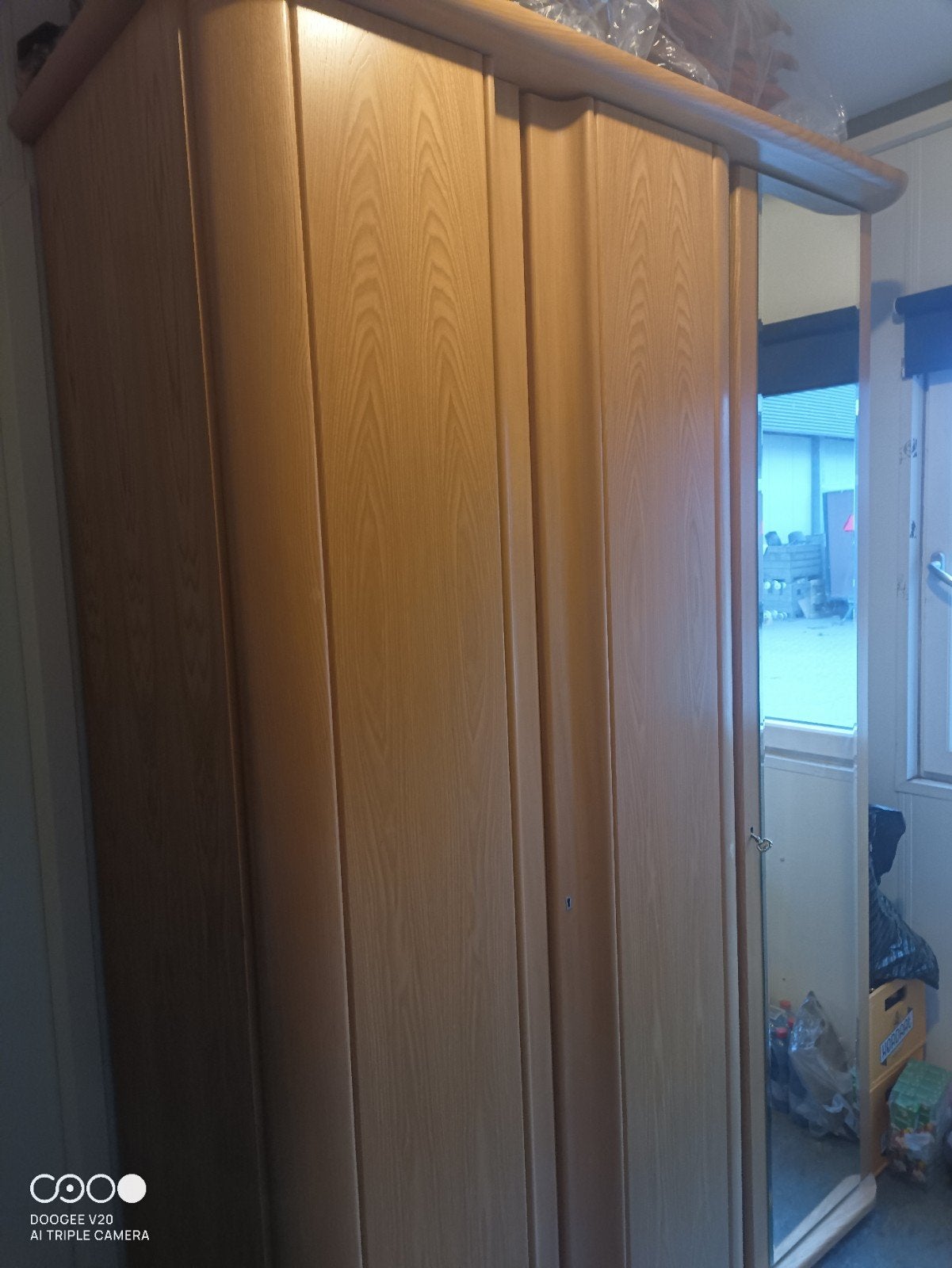 Mooie houten kledingkast met spiegel en veel opbergruimte, Met deur(en), Gebruikt, 200 cm of meer, 150 tot 200 cm