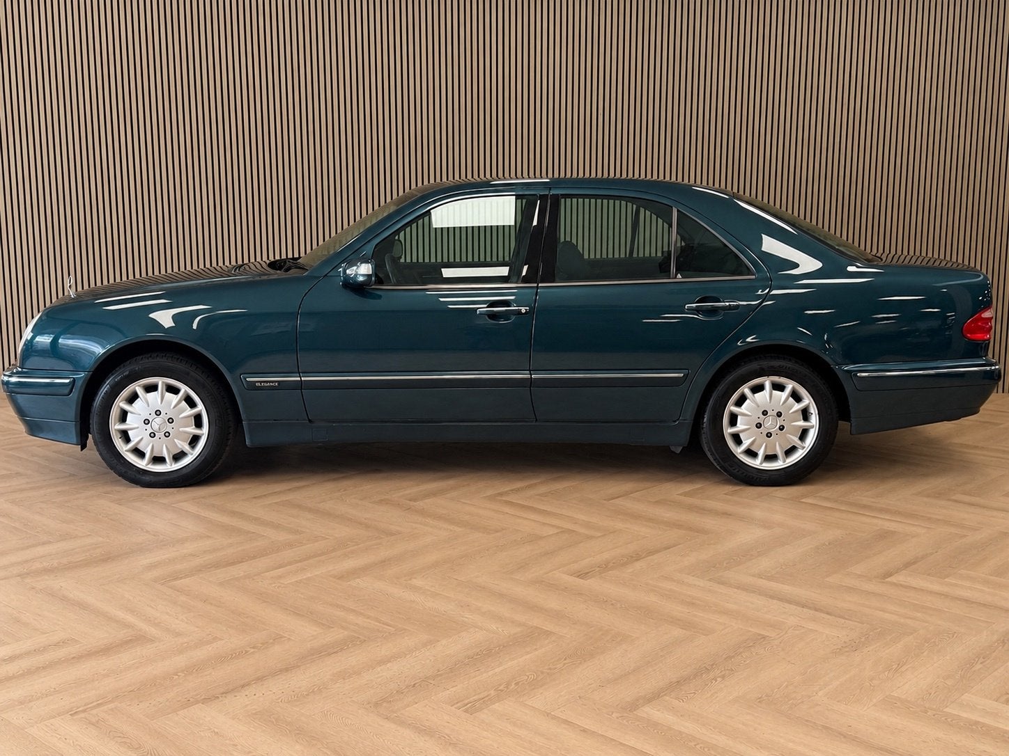 Mercedes-Benz E-klasse 240 Classic AUT. TREKHAAK CRUISECONTR, Auto's, Gebruikt, Met garantie (alle), Bedrijf, 170 pk