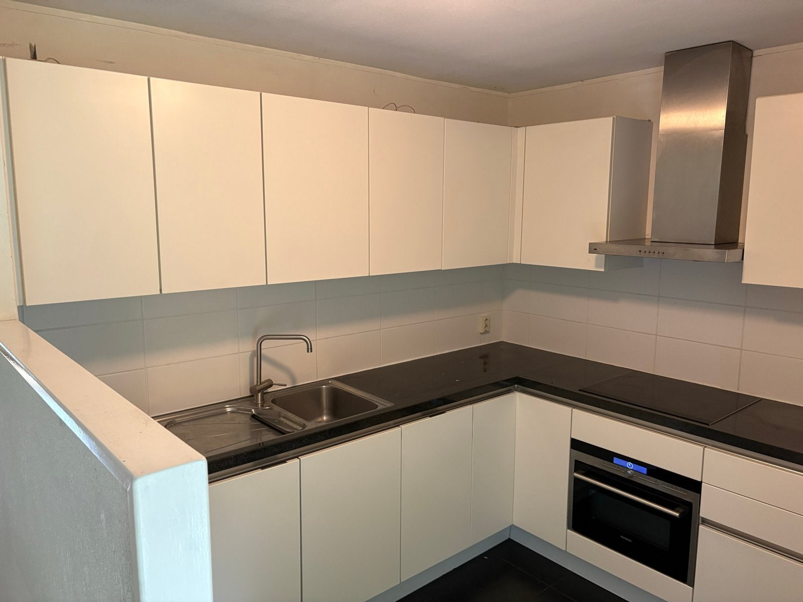 Complete keuken met Siemens apparatuur en hardstenen blad, Huis en Inrichting, Ophalen, Gebruikt, Wit, Hoekkeuken