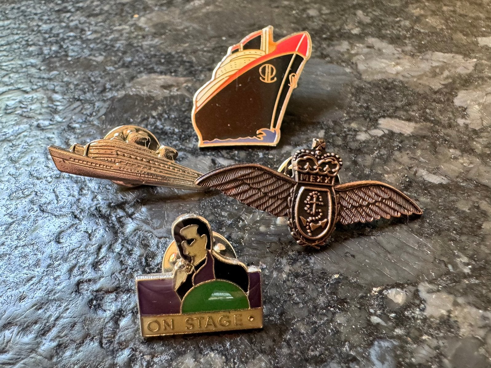 Vintage 80s MEXX Pins Set metalen en emaille merkpins MEXX, Ophalen of Verzenden, Gebruikt