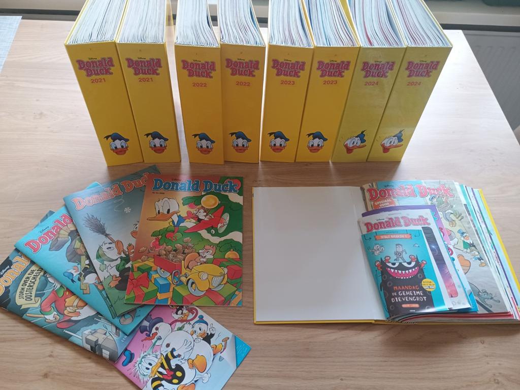 8 Donald Duck verzamelbanden (4 jaargangen + extra's), Boeken, Stripboeken, Complete serie of reeks, Ophalen of Verzenden, Zo goed als nieuw