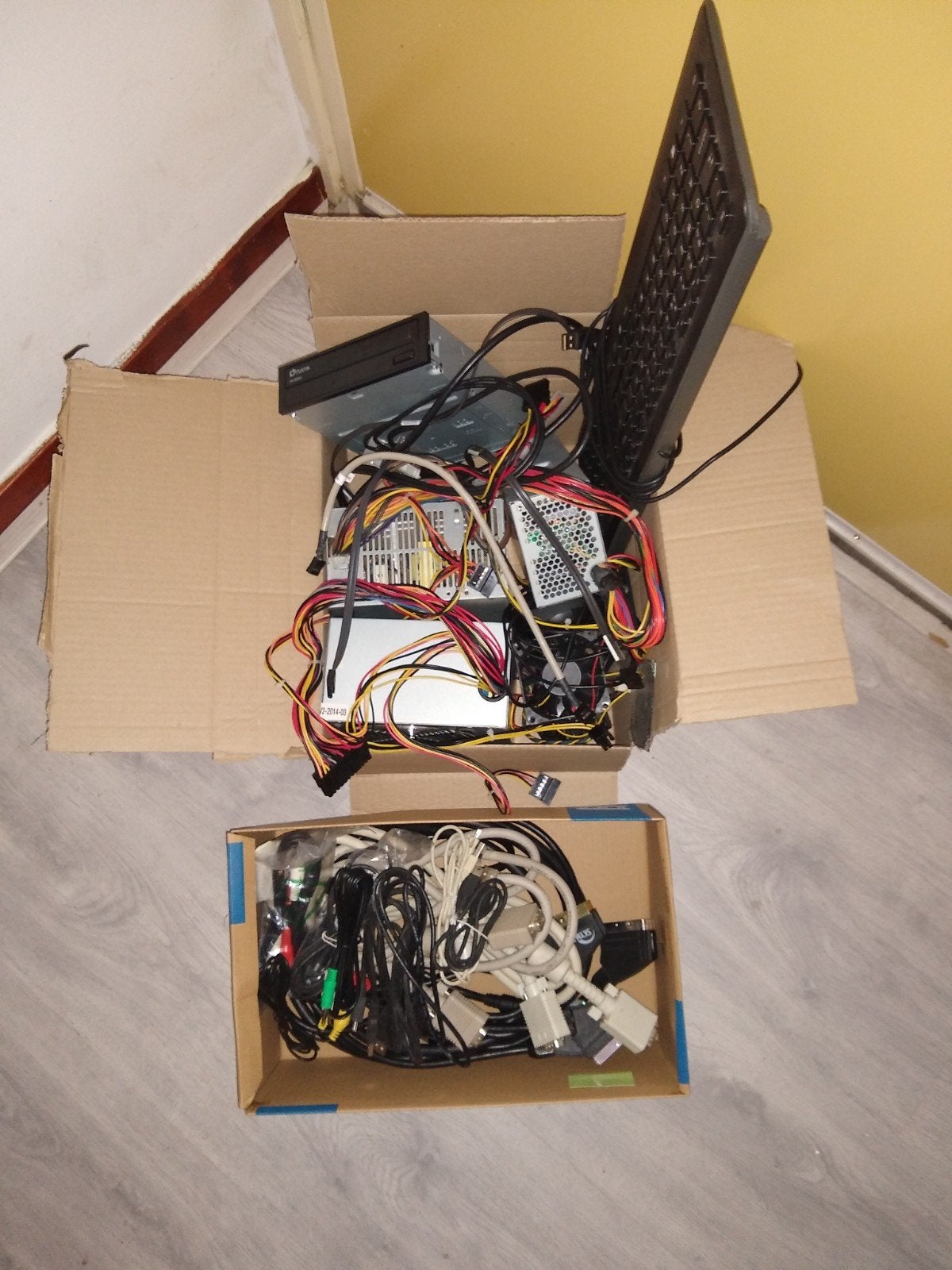 Gratis op te halen doos PC voedingen en doos kabels, Ophalen, Gebruikt