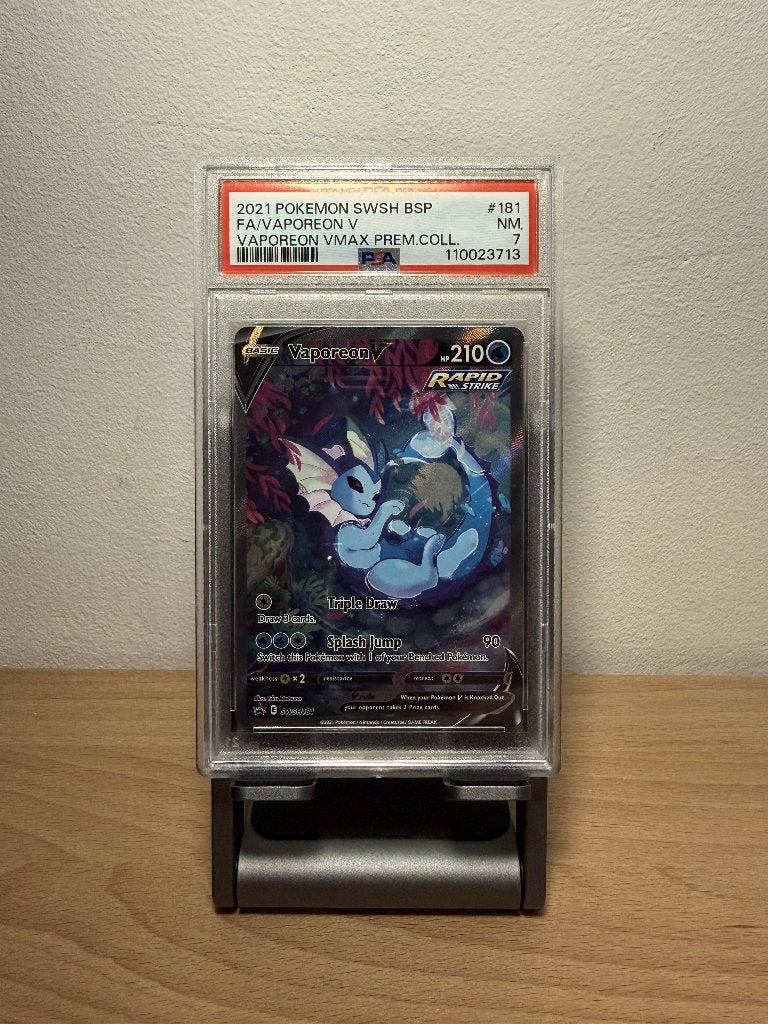 SWSH181 Vaporeon V PSA 7, Hobby en Vrije tijd, Verzamelkaartspellen | Pokémon, Ophalen of Verzenden, Zo goed als nieuw, Losse kaart