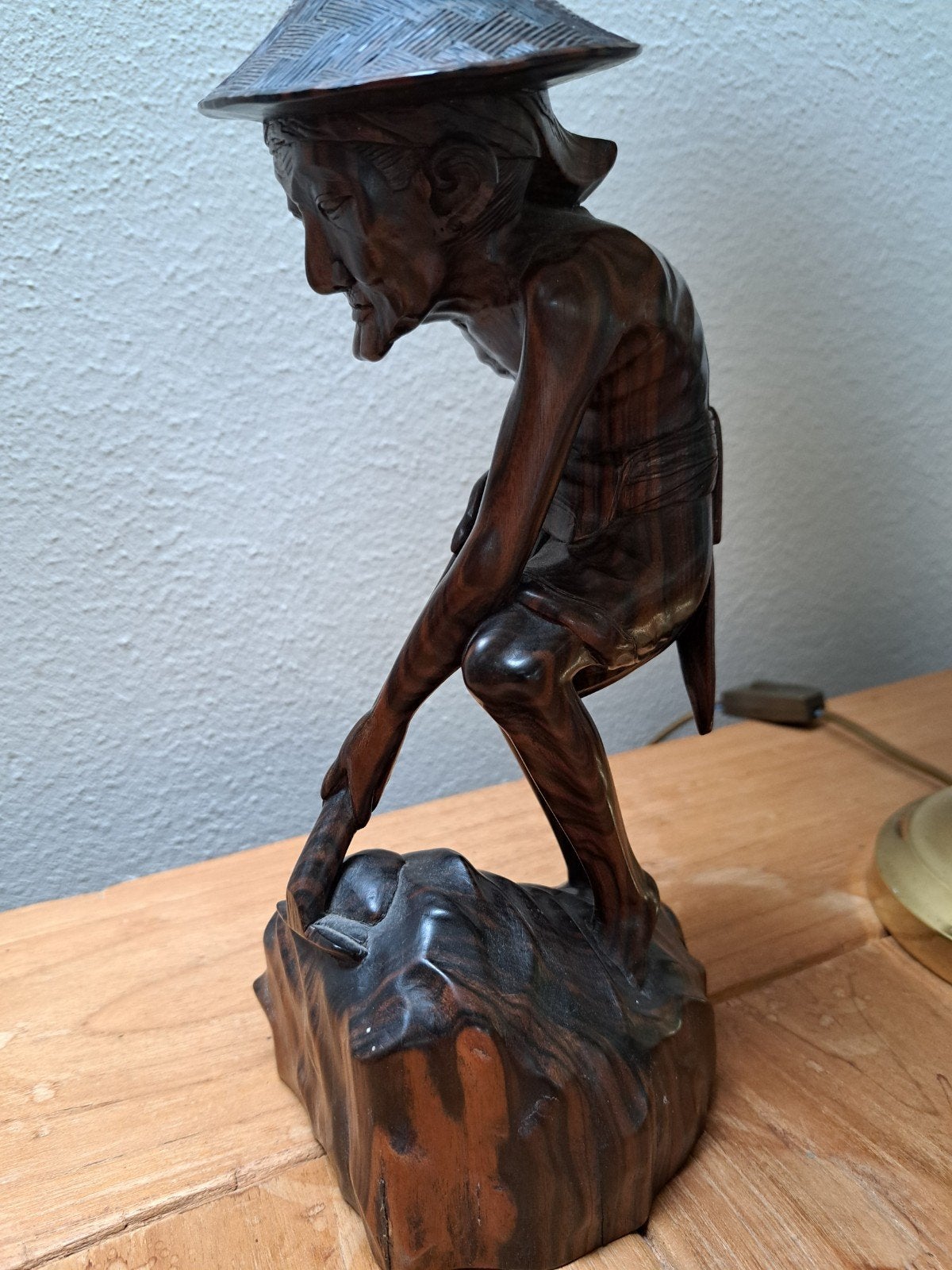 Houten beeld van een Aziatische boer met hoed, Ophalen