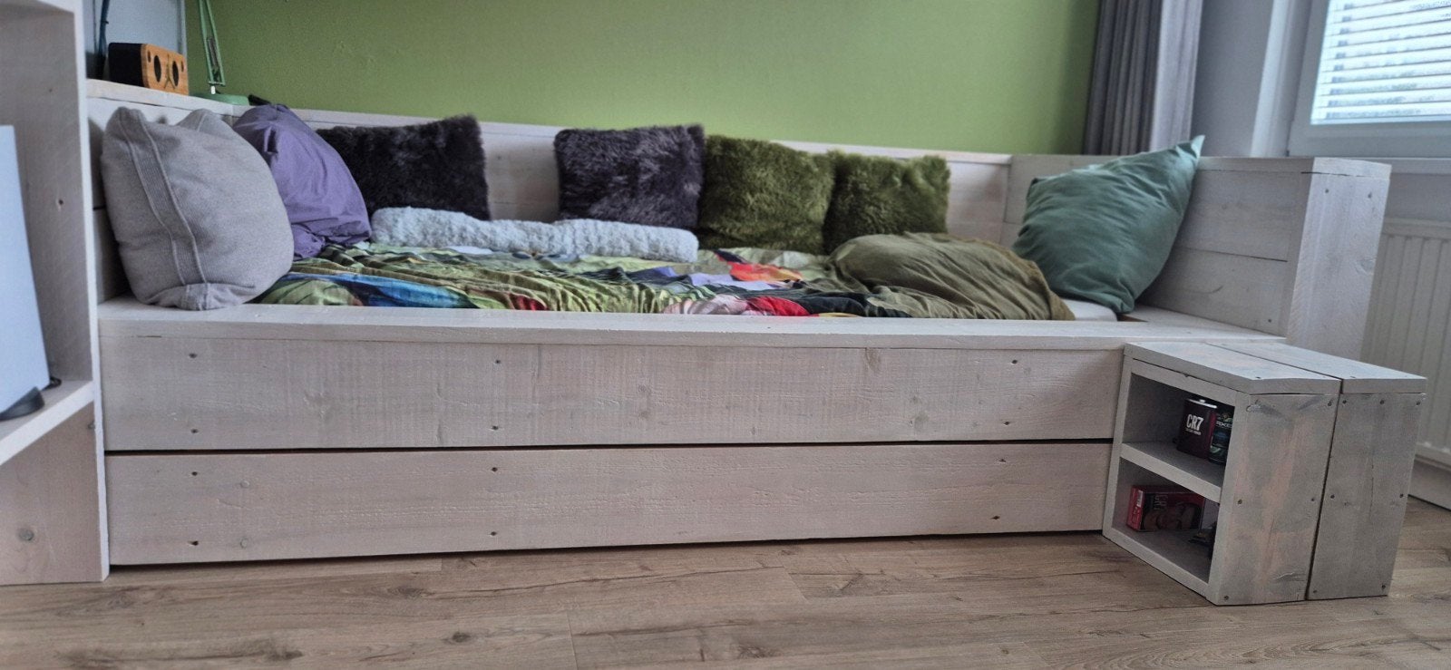 Steigerhout bed zelfgemaakt met boekenkast, Ophalen, Eenpersoons, Wit, Modern stoer