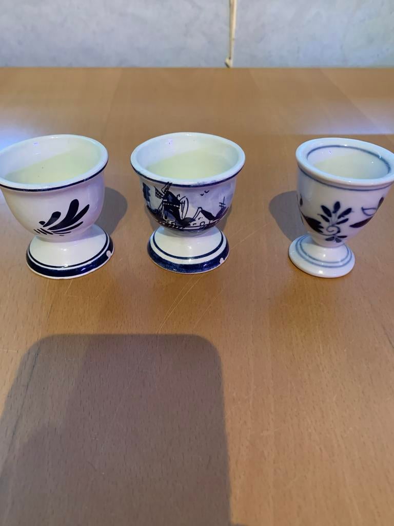 Drie Delfts blauwe eierdopjes, Ophalen of Verzenden