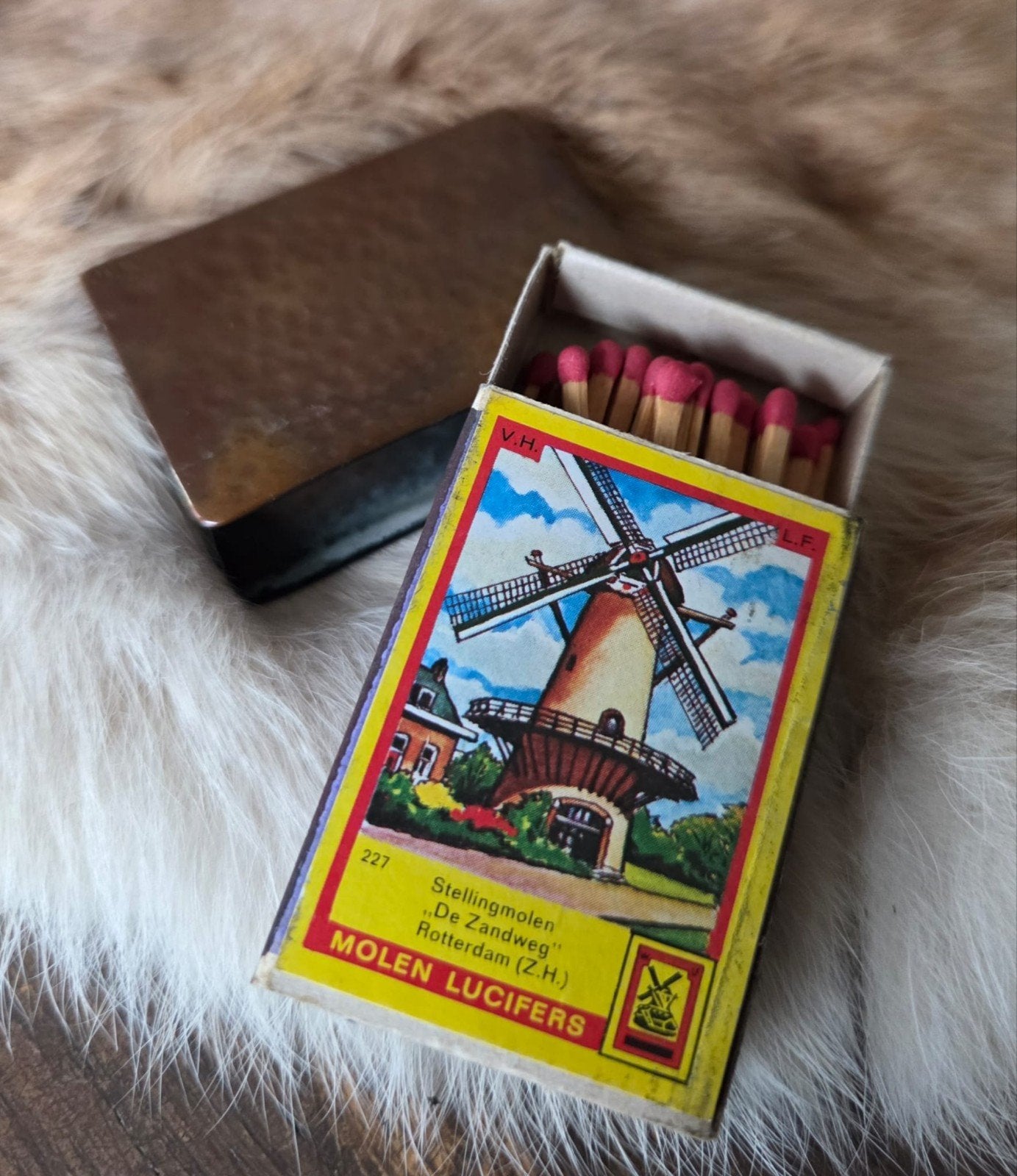 Vintage Gehamerd Koperen Luciferdooshouder + Molen Lucifers, Verzamelen, Ophalen of Verzenden, Gebruikt, Luciferdoosjes of -merken