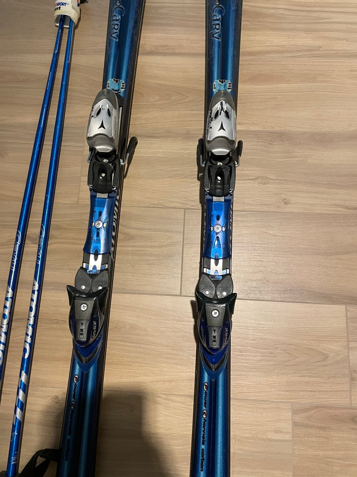 Atomic Carv ski's met stokken - 160 cm, Sport en Fitness, Skiën en Langlaufen, Ophalen, 160 tot 180 cm, Gebruikt, Carve