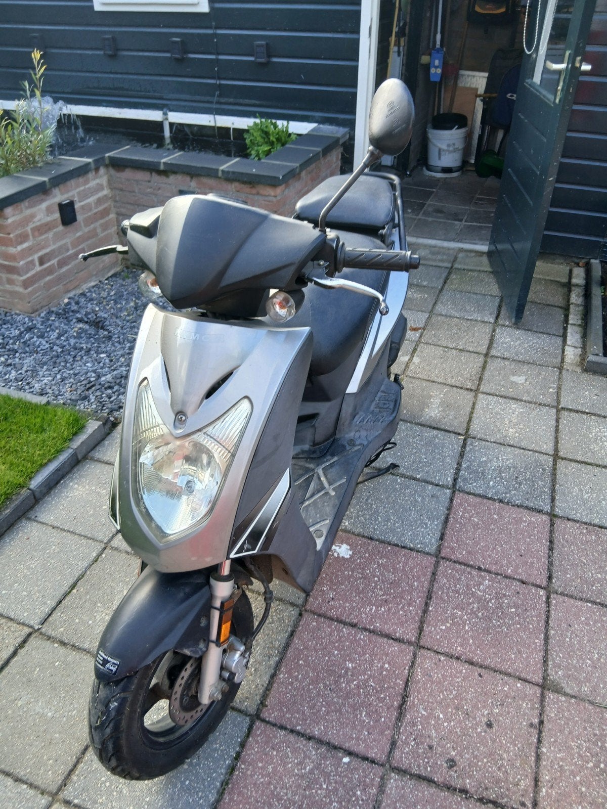 Blauwe kenteken scooter met helm en kettingslot, Fietsen en Brommers, Scooters | Piaggio, Ophalen, Gebruikt, Overige modellen