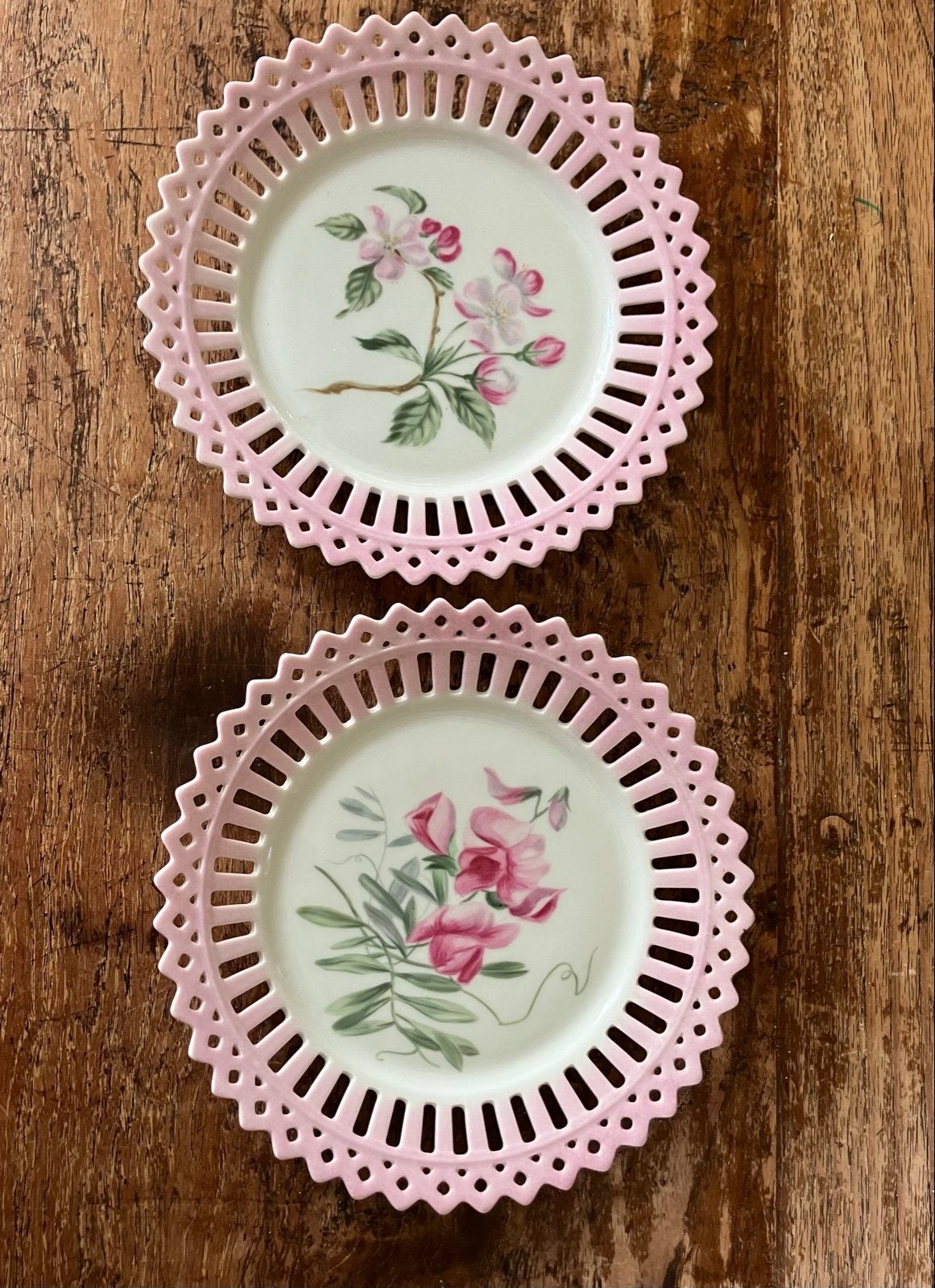 Set handgeschilderde sierbordjes met roze rand en bloemen, Antiek en Kunst, Ophalen of Verzenden