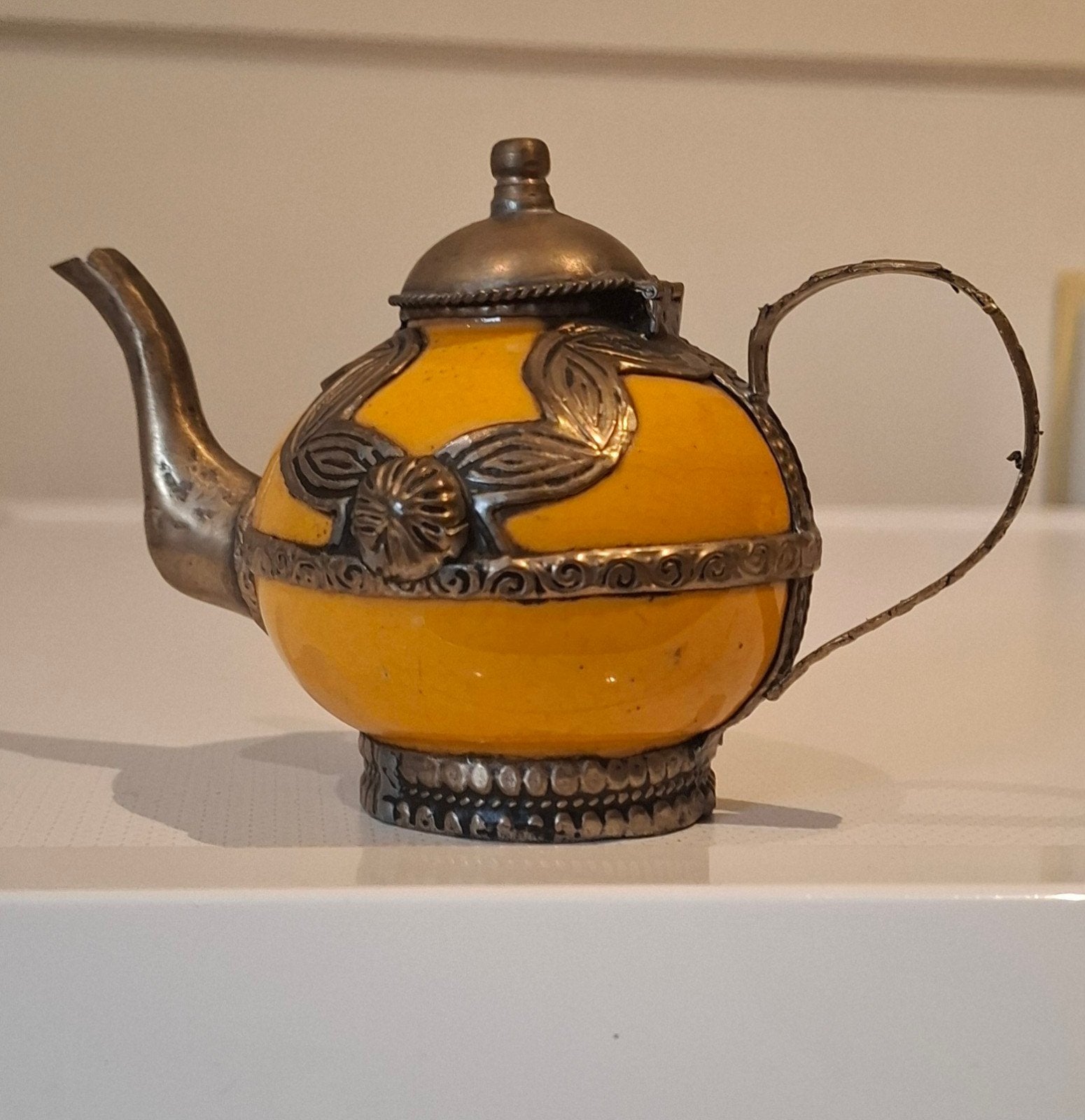 Decoratieve Marokkaanse Theepot – Okergeel & Metaalbeslag (V, Ophalen of Verzenden